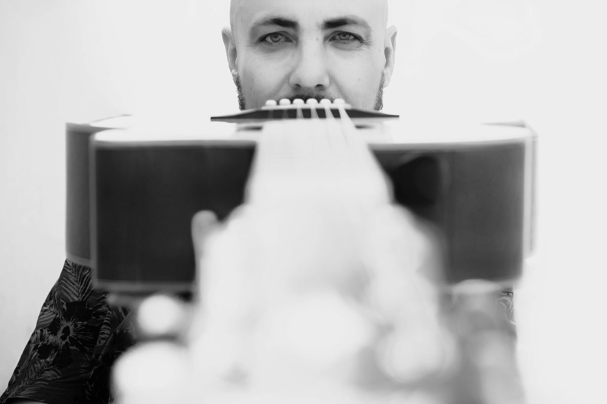 Ensaio masculino. Fotos masculinas. Ensaio fotográfico musical. Fábio Giorgi Acústico. Ensaio no ceret anália franco. ENsaio fotográfico em são paulo. Daniele Vidal Fotografia. Ensaio fotográfico com violão. Ensaio musical. Ensaio com homem. Zona Leste SP