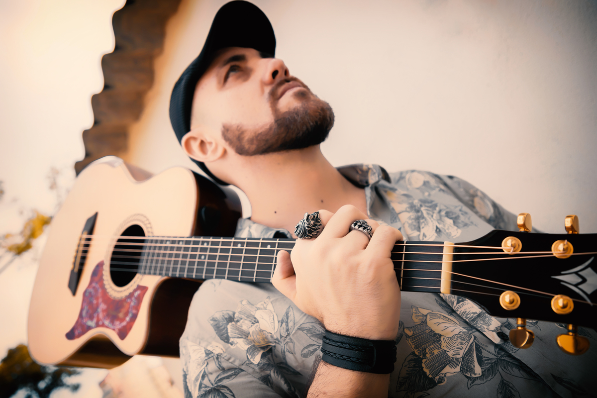 Ensaio masculino. Fotos masculinas. Ensaio fotográfico musical. Fábio Giorgi Acústico. Ensaio no ceret anália franco. ENsaio fotográfico em são paulo. Daniele Vidal Fotografia. Ensaio fotográfico com violão. Ensaio musical. Ensaio com homem. Zona Leste SP