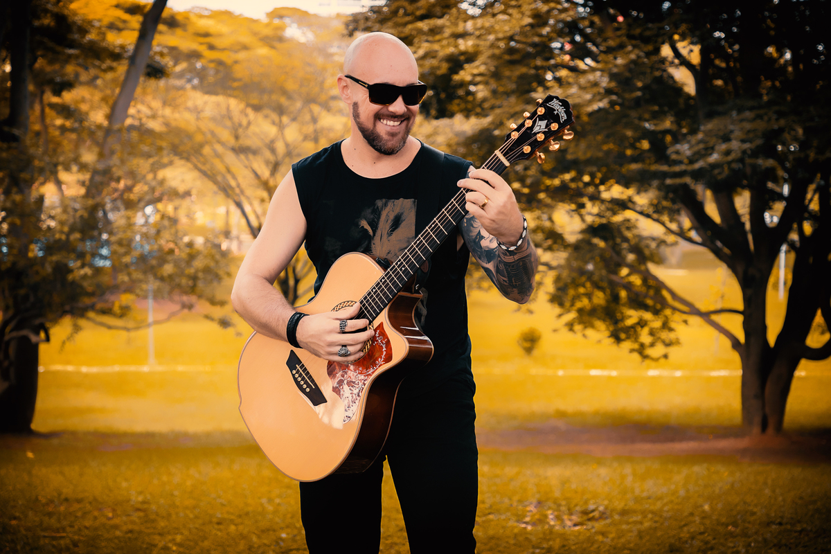 Ensaio masculino. Fotos masculinas. Ensaio fotográfico musical. Fábio Giorgi Acústico. Ensaio no ceret anália franco. ENsaio fotográfico em são paulo. Daniele Vidal Fotografia. Ensaio fotográfico com violão. Ensaio musical. Ensaio com homem. Zona Leste SP