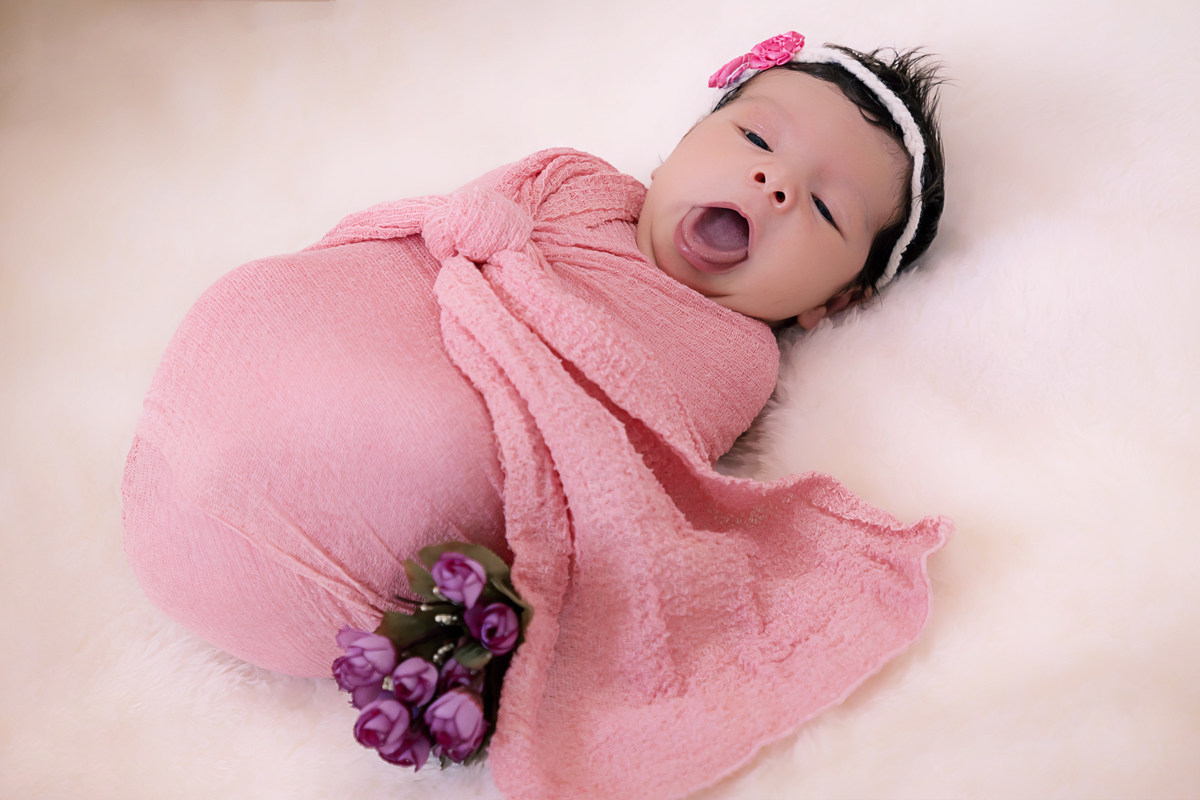 Fotógrafa Especializada.. Cuidados o Com Seu Bebê. Muito amor pelo seu bebê. Book e Ensaio Newborn. Fotografia Newborn. Newborn no conforto do seu lar. Ensaio fotográfico em casa. Daniele Vidal Fotografia. Ensaio de recém-nascido. Fotos em casa. São Paulo