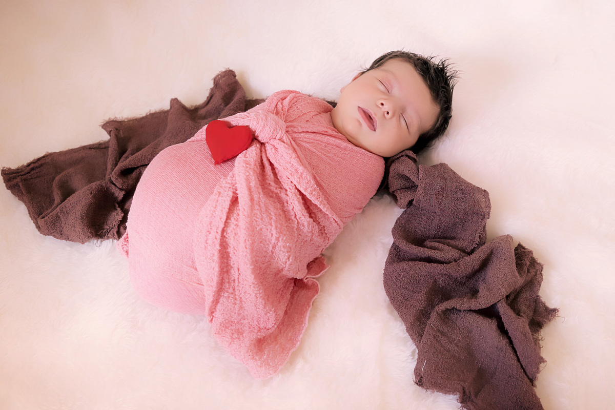 Fotógrafa Especializada.. Cuidados o Com Seu Bebê. Muito amor pelo seu bebê. Book e Ensaio Newborn. Fotografia Newborn. Newborn no conforto do seu lar. Ensaio fotográfico em casa. Daniele Vidal Fotografia. Ensaio de recém-nascido. Fotos em casa. São Paulo