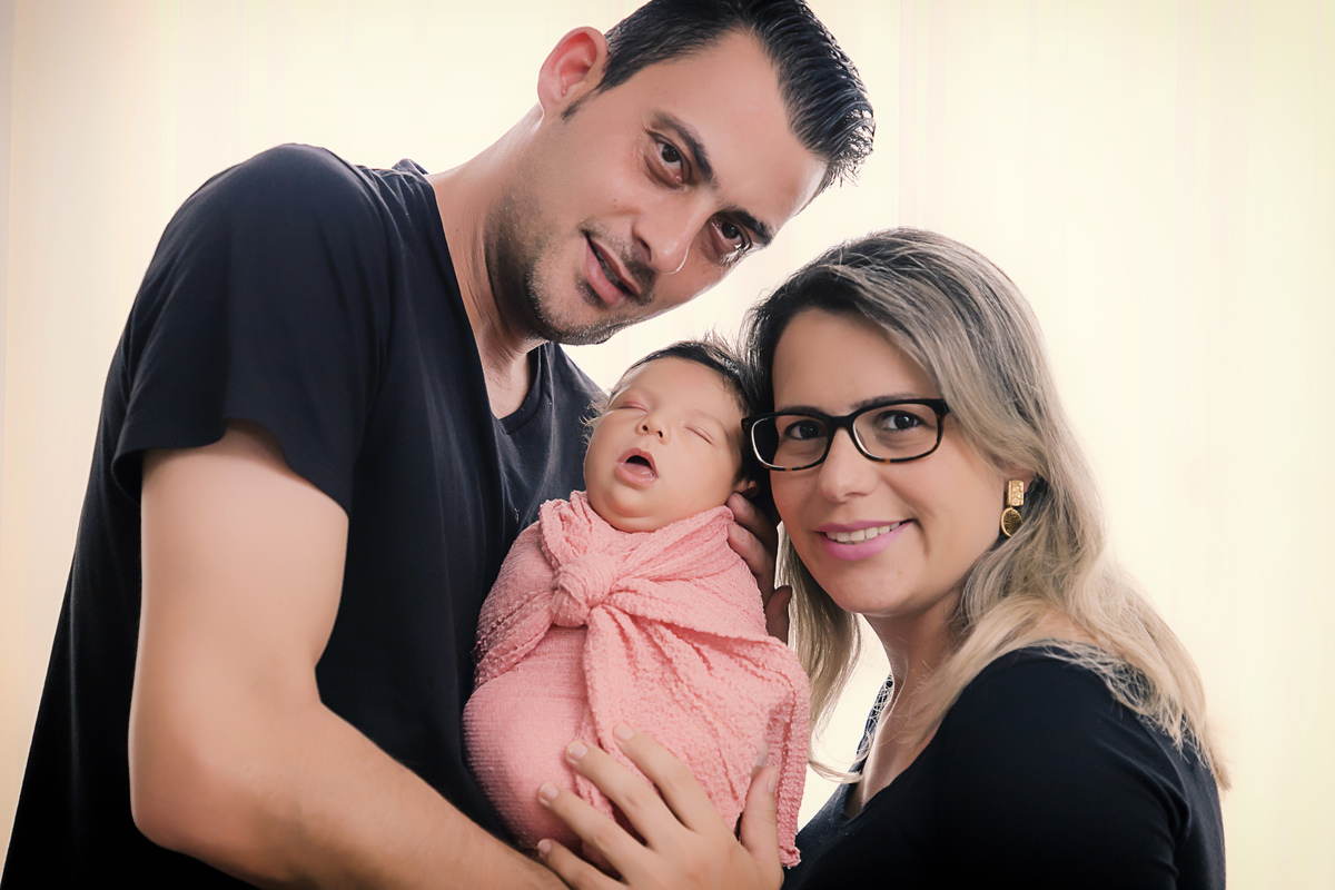 Fotógrafa Especializada.. Cuidados o Com Seu Bebê. Muito amor pelo seu bebê. Book e Ensaio Newborn. Fotografia Newborn. Newborn no conforto do seu lar. Ensaio fotográfico em casa. Daniele Vidal Fotografia. Ensaio de recém-nascido. Fotos em casa. São Paulo