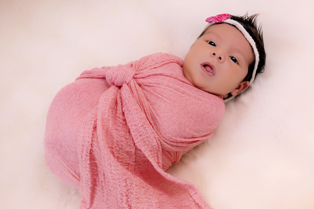 Fotógrafa Especializada.. Cuidados o Com Seu Bebê. Muito amor pelo seu bebê. Book e Ensaio Newborn. Fotografia Newborn. Newborn no conforto do seu lar. Ensaio fotográfico em casa. Daniele Vidal Fotografia. Ensaio de recém-nascido. Fotos em casa. São Paulo