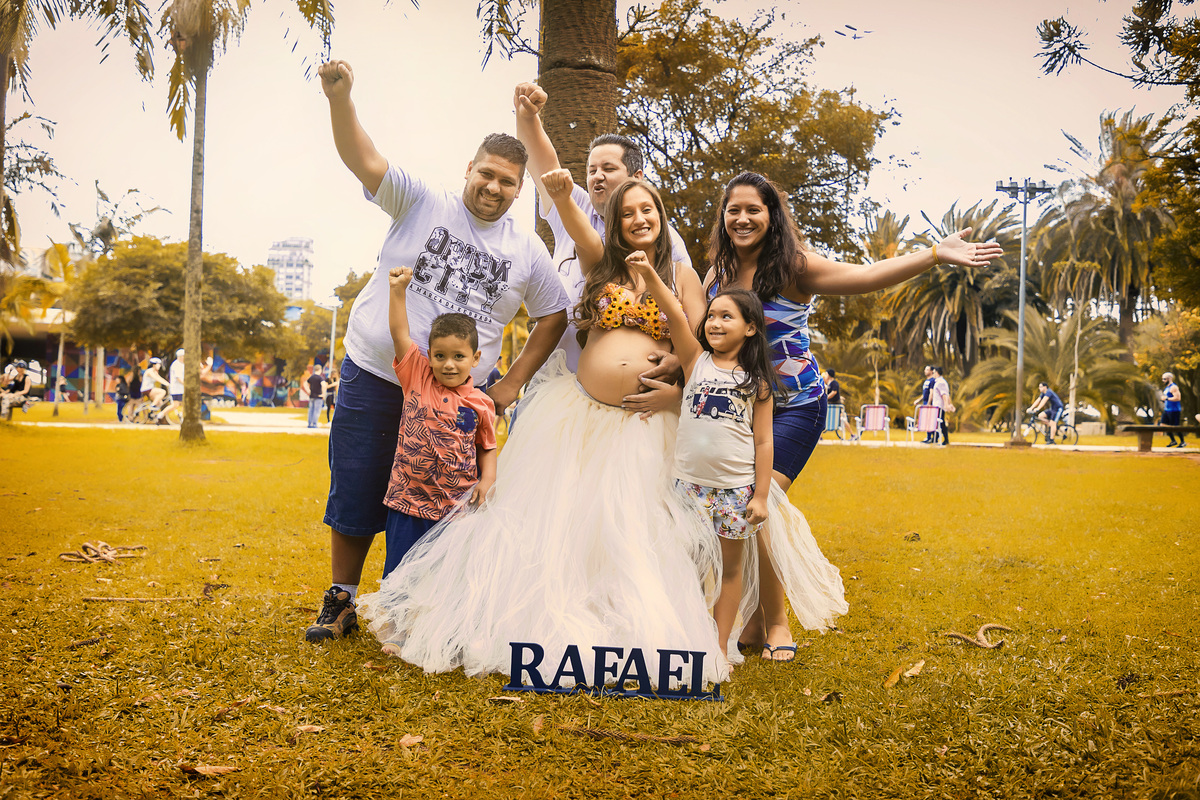 Ensaio fotográfico em São Paulo. Sessão de fotos no parque. Ensaio de gestante externo. Fotos de família. Daniele Vidal Fotografia. Book gestante com figurinos. Fotógrafa de mulheres. Fotos da gravidez. Maternidade em São Paulo. Fotos de casal em SP. 