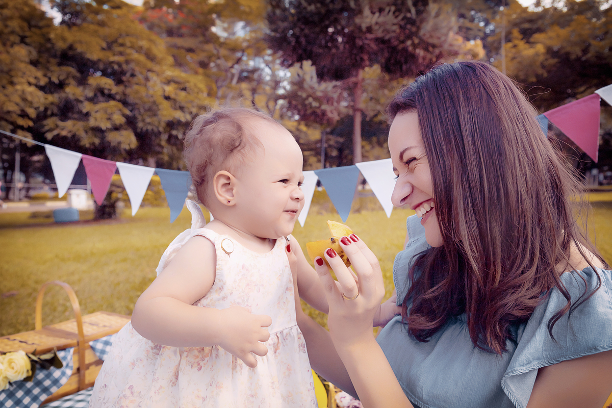 Smash the Fruit. Smash the Cake. Festa de 1 aninho. Fotos em São Paulo. PicNic em São Paulo. Ensaio fotográfico no parque.  Fotos de família. Ensaio fotográfico externo. Fotógrafa de família. Daniele Vidal Fotografia. São Paulo. Ensaio infantil em SP.
