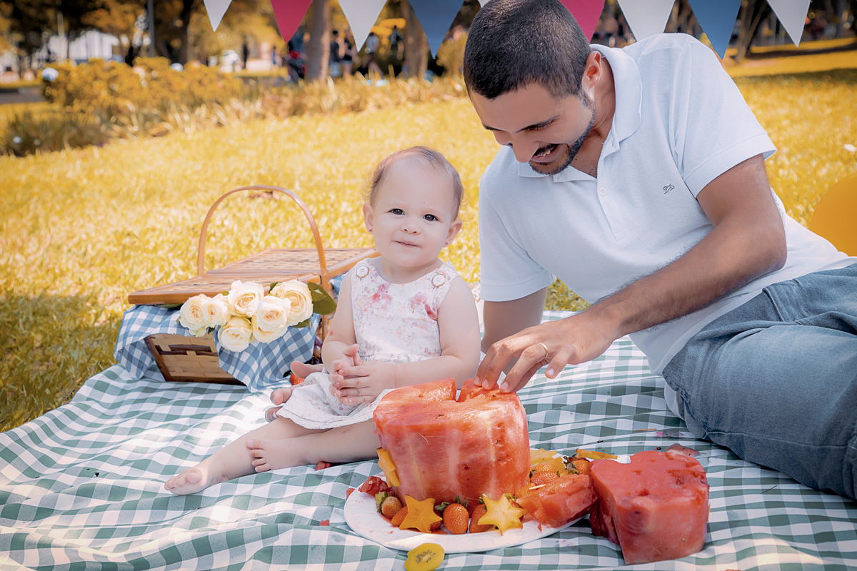 Smash the Fruit. Smash the Cake. Festa de 1 aninho. Fotos em São Paulo. PicNic em São Paulo. Ensaio fotográfico no parque.  Fotos de família. Ensaio fotográfico externo. Fotógrafa de família. Daniele Vidal Fotografia. São Paulo. Ensaio infantil em SP.