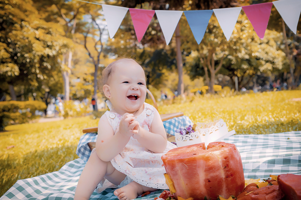 Smash the Fruit. Smash the Cake. Festa de 1 aninho. Fotos em São Paulo. PicNic em São Paulo. Ensaio fotográfico no parque.  Fotos de família. Ensaio fotográfico externo. Fotógrafa de família. Daniele Vidal Fotografia. São Paulo. Ensaio infantil em SP.