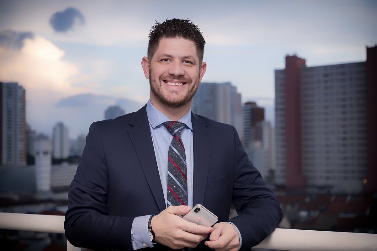 Ensaio fotográfico em casa. Daniele Vidal Fotografia. Ensaio Masculino em São Paulo. Sessão de fotos. Fotos para homens. Ensaio para empresários. Fotos comerciais. Foto empresarial. Ensaio fotográfico para advogado. Ensaio fotográfico no escritório em SP.