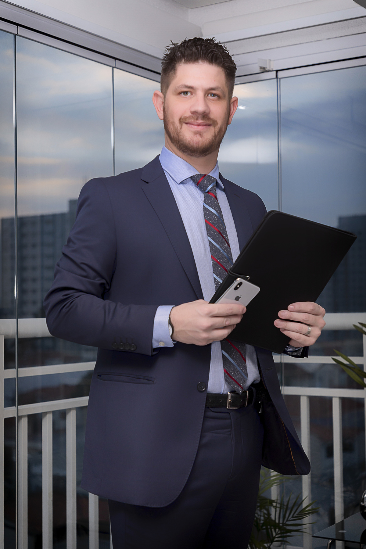 Ensaio fotográfico em casa. Daniele Vidal Fotografia. Ensaio Masculino em São Paulo. Sessão de fotos. Fotos para homens. Ensaio para empresários. Fotos comerciais. Foto empresarial. Ensaio fotográfico para advogado. Ensaio fotográfico no escritório em SP.
