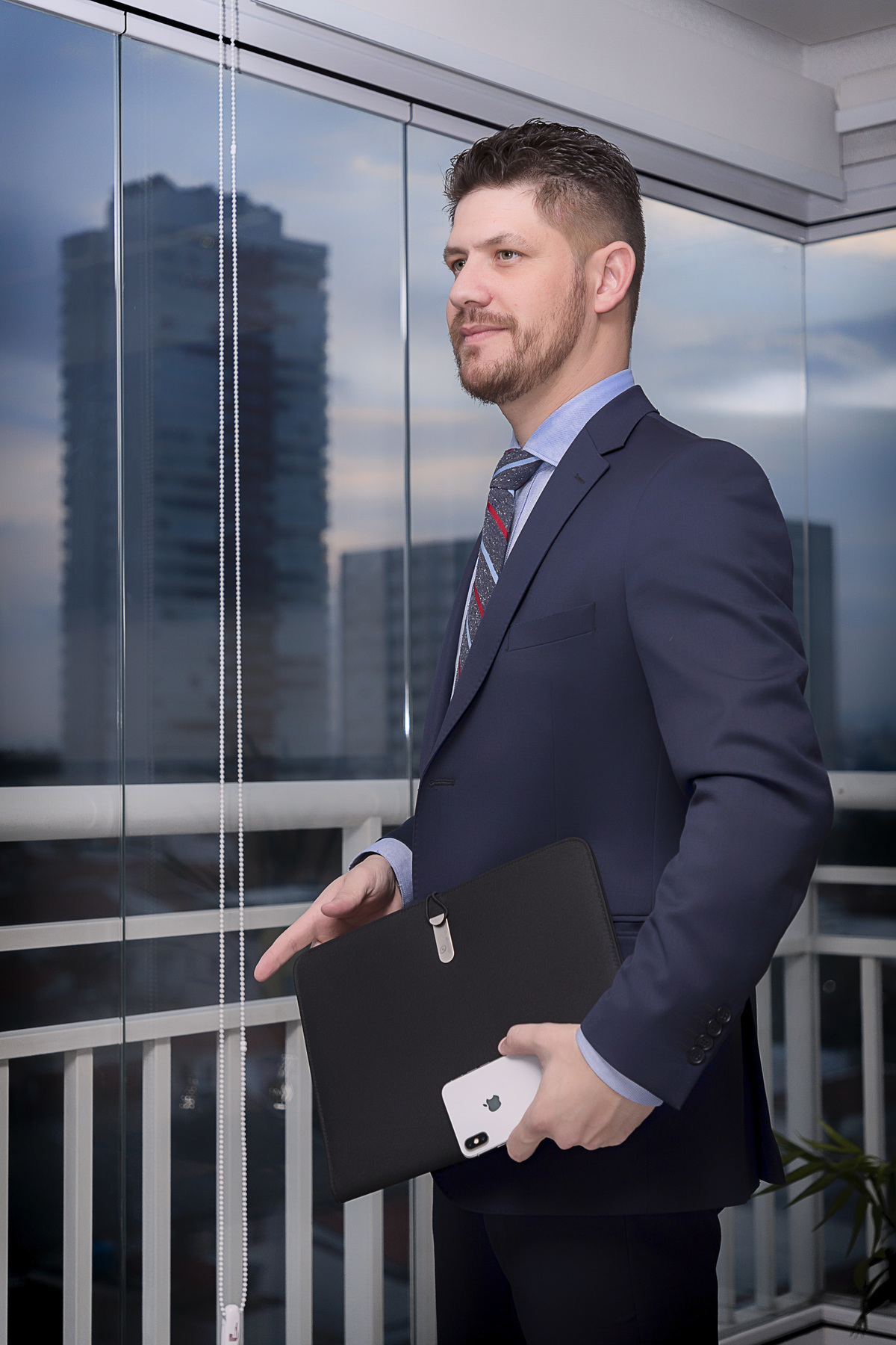 Ensaio fotográfico em casa. Daniele Vidal Fotografia. Ensaio Masculino em São Paulo. Sessão de fotos. Fotos para homens. Ensaio para empresários. Fotos comerciais. Foto empresarial. Ensaio fotográfico para advogado. Ensaio fotográfico no escritório em SP.
