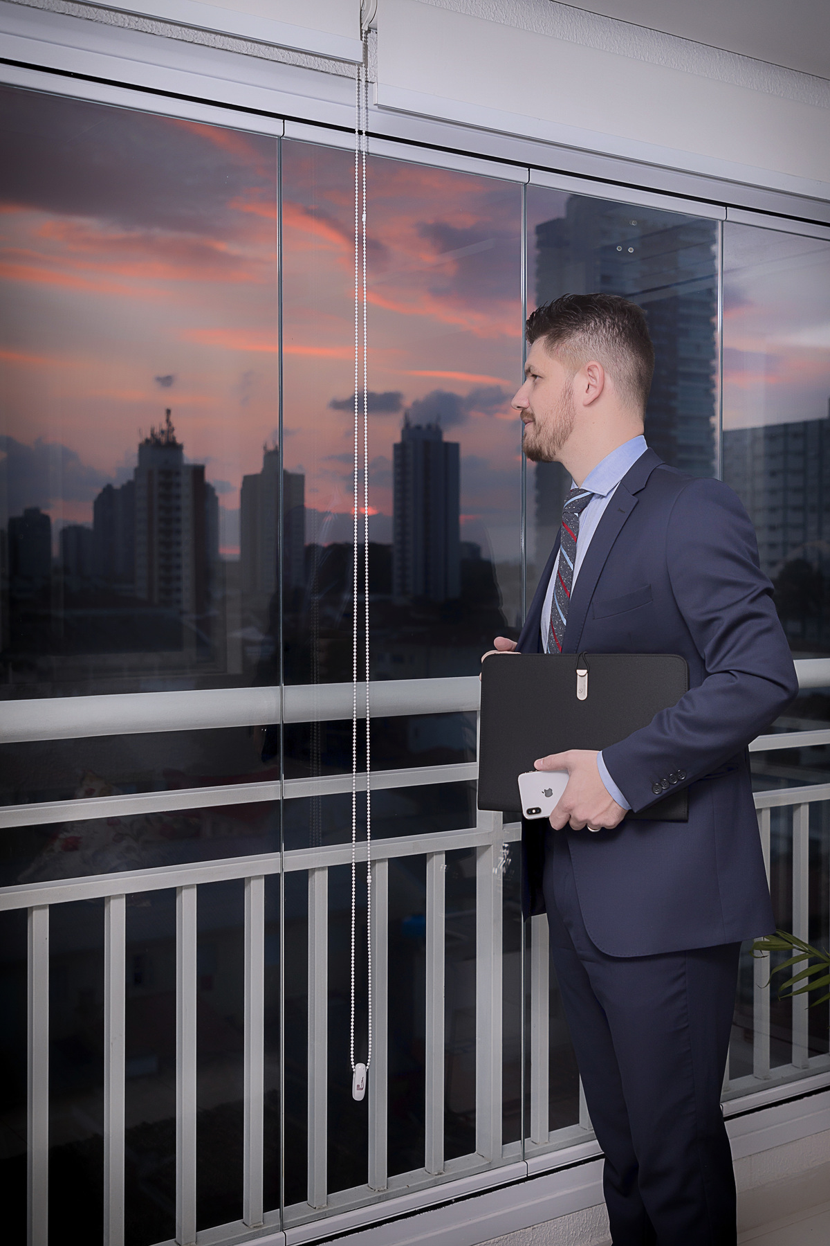 Ensaio fotográfico em casa. Daniele Vidal Fotografia. Ensaio Masculino em São Paulo. Sessão de fotos. Fotos para homens. Ensaio para empresários. Fotos comerciais. Foto empresarial. Ensaio fotográfico para advogado. Ensaio fotográfico no escritório em SP.