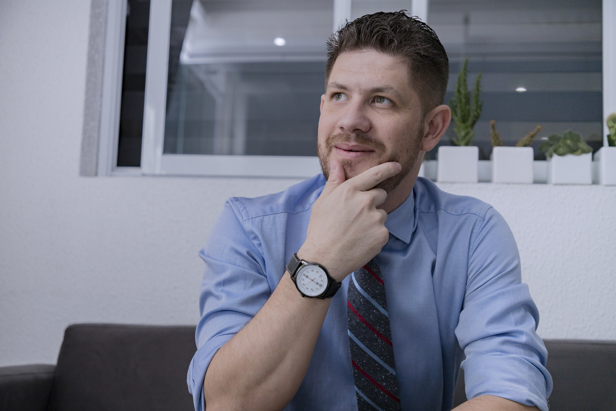 Ensaio fotográfico em casa. Daniele Vidal Fotografia. Ensaio Masculino em São Paulo. Sessão de fotos. Fotos para homens. Ensaio para empresários. Fotos comerciais. Foto empresarial. Ensaio fotográfico para advogado. Ensaio fotográfico no escritório em SP.