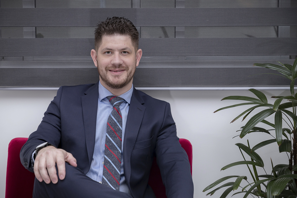 Ensaio fotográfico em casa. Daniele Vidal Fotografia. Ensaio Masculino em São Paulo. Sessão de fotos. Fotos para homens. Ensaio para empresários. Fotos comerciais. Foto empresarial. Ensaio fotográfico para advogado. Ensaio fotográfico no escritório em SP.