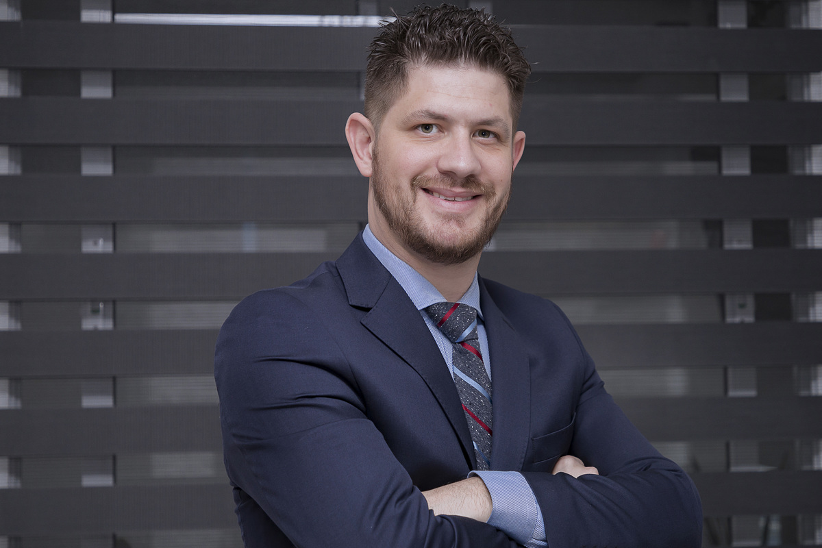 Ensaio fotográfico em casa. Daniele Vidal Fotografia. Ensaio Masculino em São Paulo. Sessão de fotos. Fotos para homens. Ensaio para empresários. Fotos comerciais. Foto empresarial. Ensaio fotográfico para advogado. Ensaio fotográfico no escritório em SP.