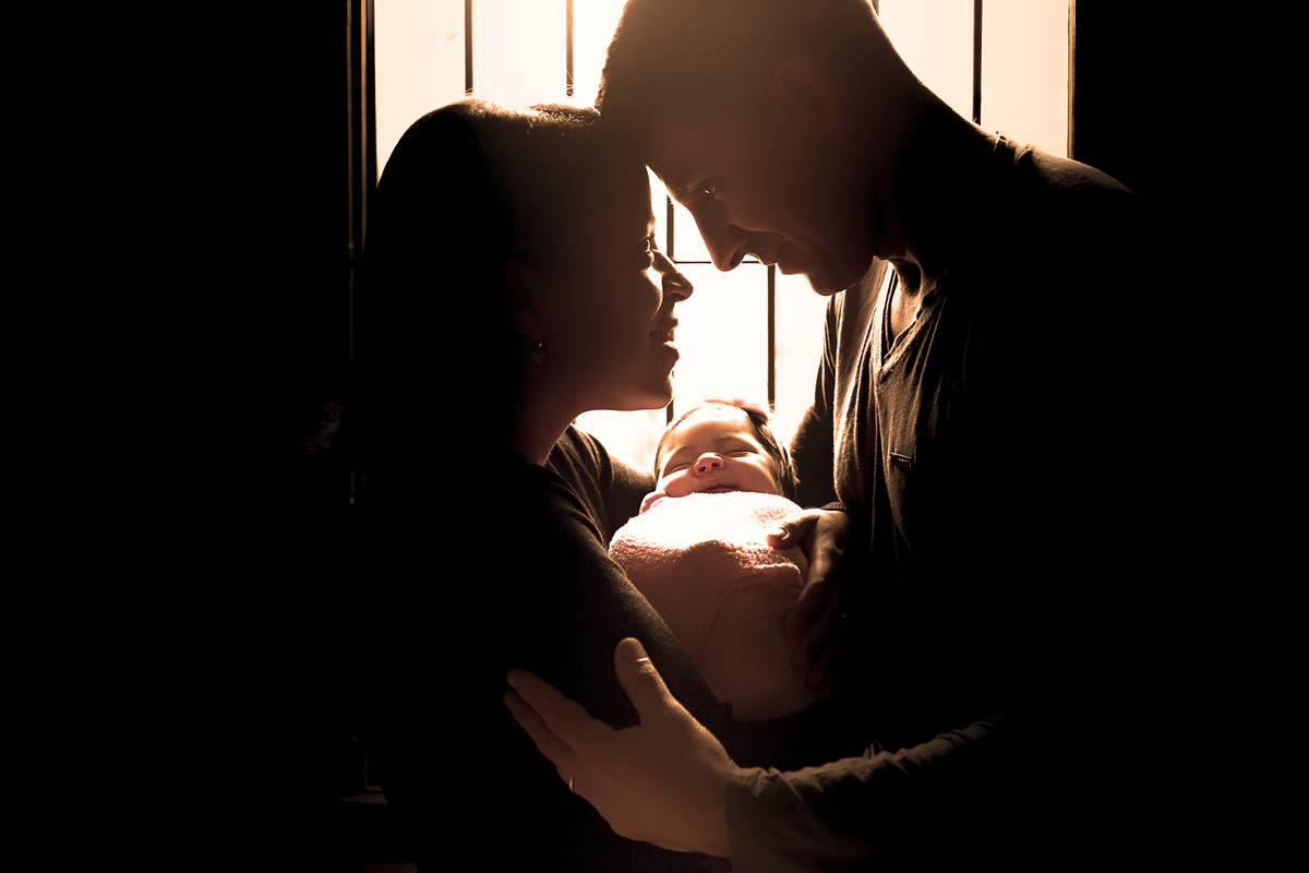 Fotógrafa Especializada. Cuidados Com Seu Bebê. Muito amor pelo seu bebê. Book e Ensaio Newborn. Fotografia Newborn. Newborn no conforto do seu lar. Ensaio fotográfico em casa. Daniele Vidal Fotografia. São Paulo. Maternidade.