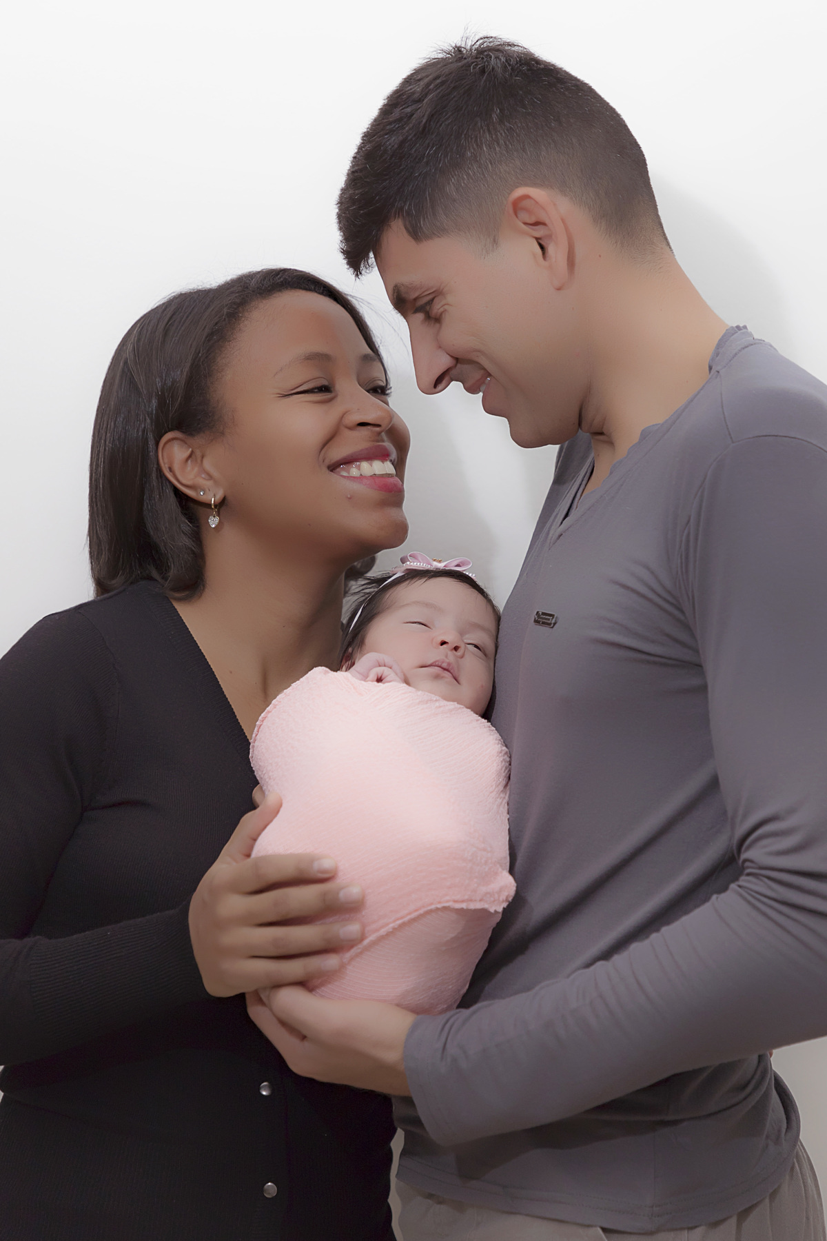 Fotógrafa Especializada. Cuidados Com Seu Bebê. Muito amor pelo seu bebê. Book e Ensaio Newborn. Fotografia Newborn. Newborn no conforto do seu lar. Ensaio fotográfico em casa. Daniele Vidal Fotografia. São Paulo. Maternidade.