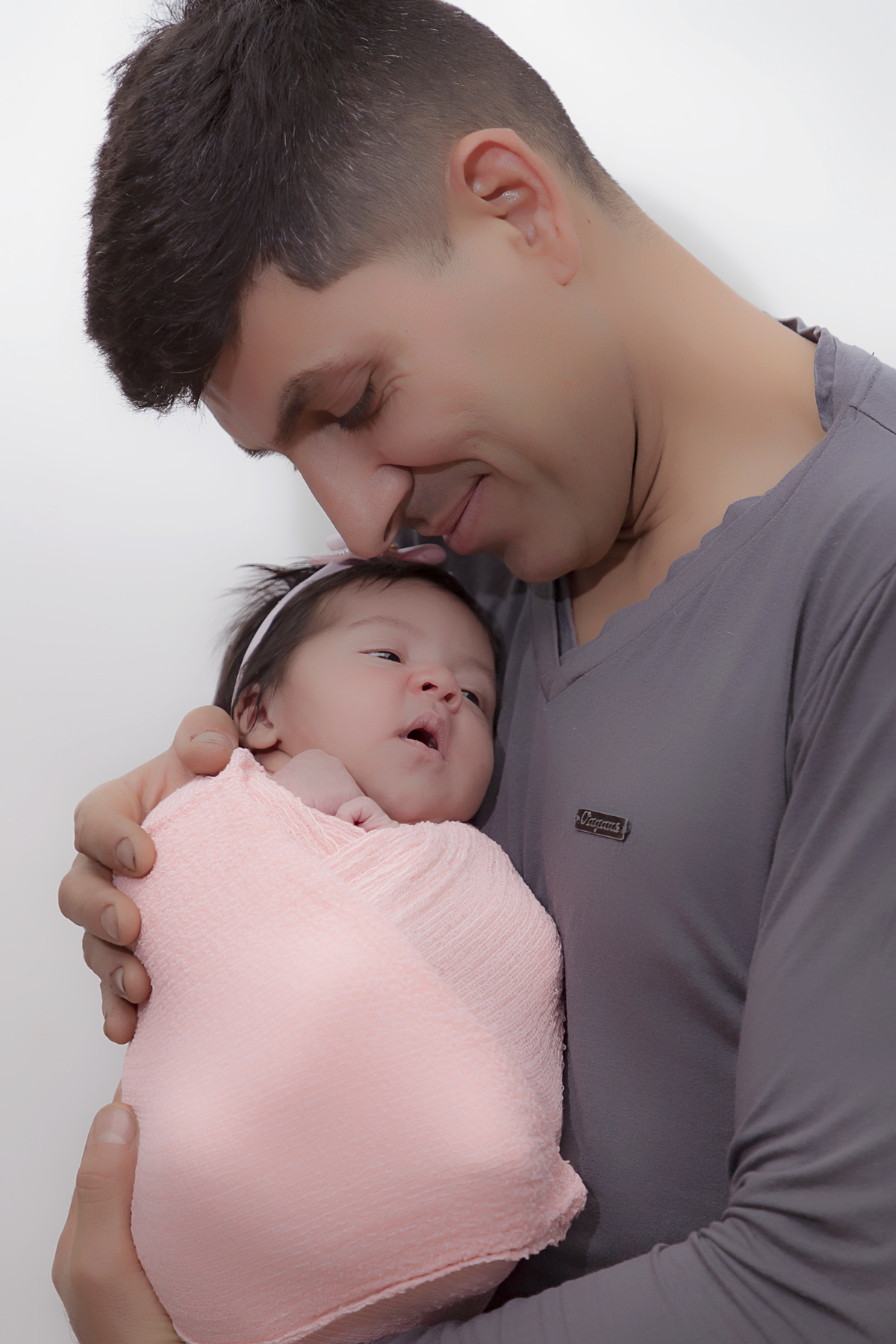 Fotógrafa Especializada. Cuidados Com Seu Bebê. Muito amor pelo seu bebê. Book e Ensaio Newborn. Fotografia Newborn. Newborn no conforto do seu lar. Ensaio fotográfico em casa. Daniele Vidal Fotografia. São Paulo. Maternidade.