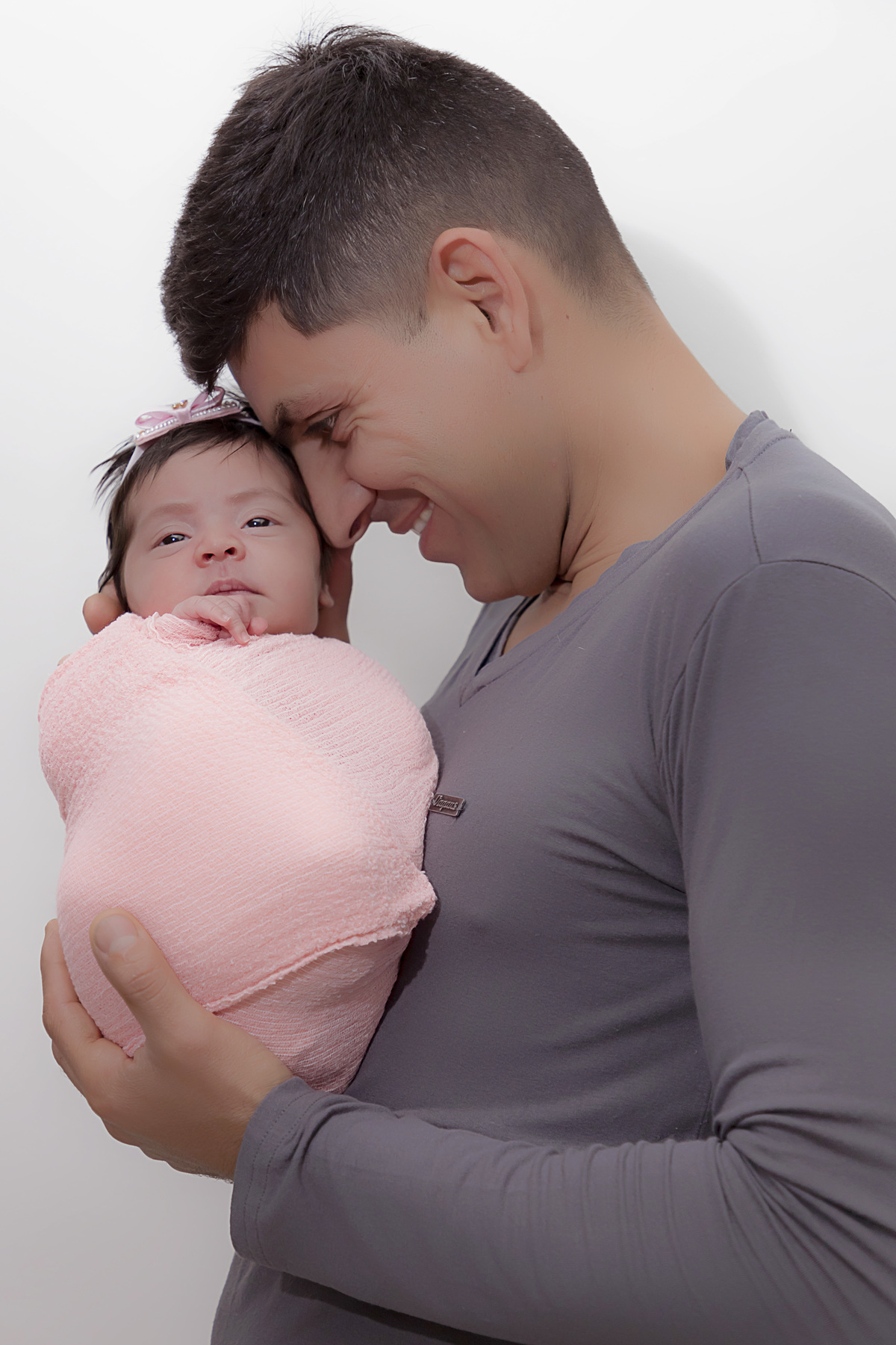 Fotógrafa Especializada. Cuidados Com Seu Bebê. Muito amor pelo seu bebê. Book e Ensaio Newborn. Fotografia Newborn. Newborn no conforto do seu lar. Ensaio fotográfico em casa. Daniele Vidal Fotografia. São Paulo. Maternidade.