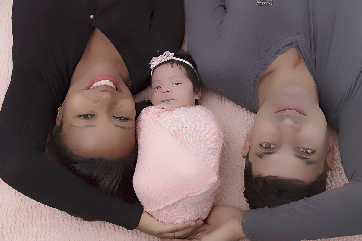 Fotógrafa Especializada. Cuidados Com Seu Bebê. Muito amor pelo seu bebê. Book e Ensaio Newborn. Fotografia Newborn. Newborn no conforto do seu lar. Ensaio fotográfico em casa. Daniele Vidal Fotografia. São Paulo. Maternidade.