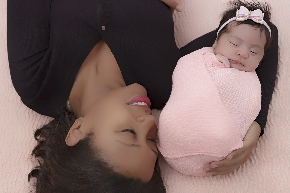 Fotógrafa Especializada. Cuidados Com Seu Bebê. Muito amor pelo seu bebê. Book e Ensaio Newborn. Fotografia Newborn. Newborn no conforto do seu lar. Ensaio fotográfico em casa. Daniele Vidal Fotografia. São Paulo. Maternidade.