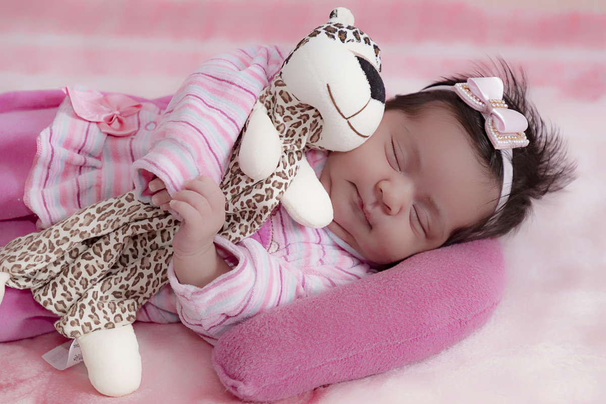 Fotógrafa Especializada. Cuidados Com Seu Bebê. Muito amor pelo seu bebê. Book e Ensaio Newborn. Fotografia Newborn. Newborn no conforto do seu lar. Ensaio fotográfico em casa. Daniele Vidal Fotografia. São Paulo. Maternidade.