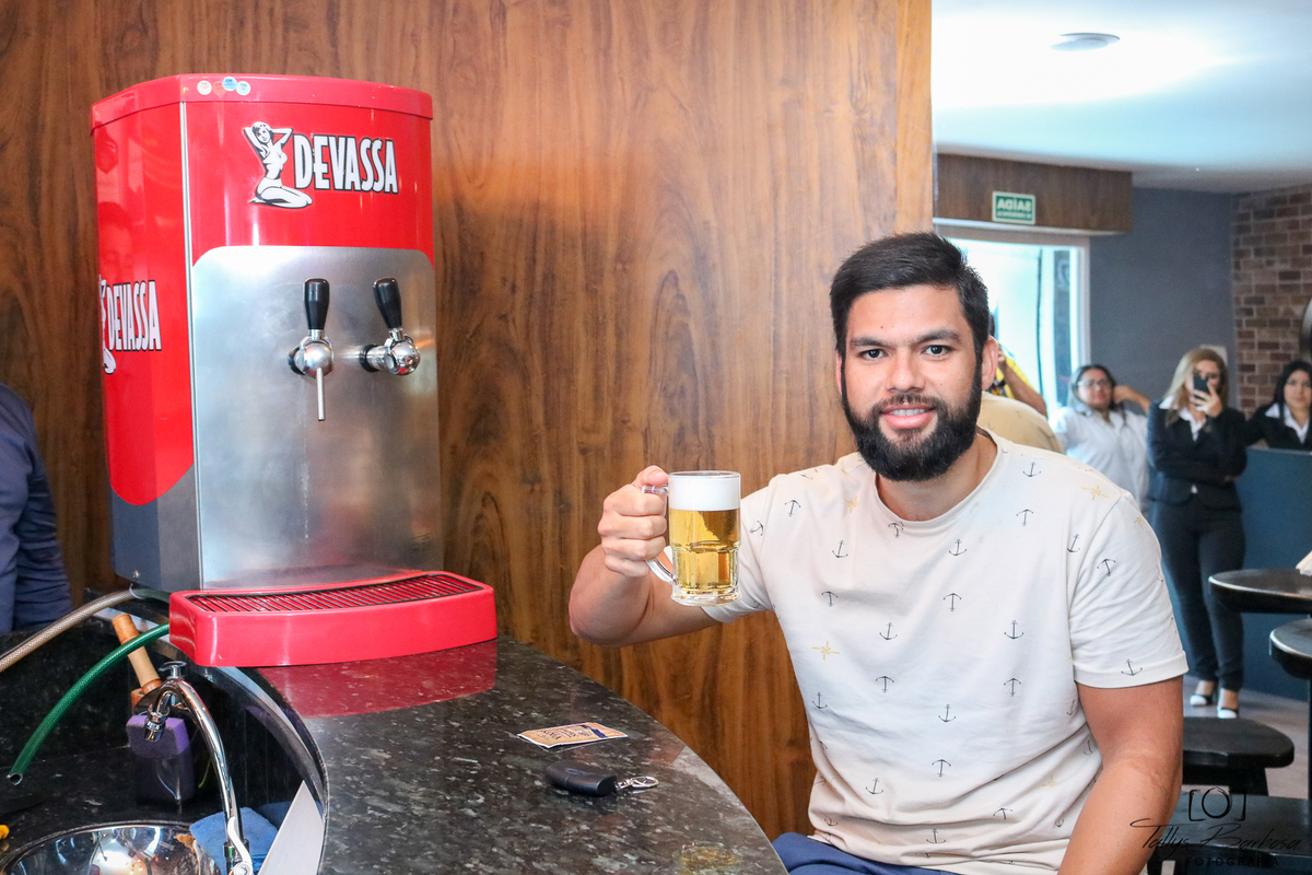 Primeiro Cliente degustando seu chopp gelado!