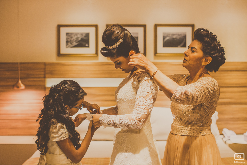 making of noiva, vestido de noiva, maquiagem casamento, casamento na bahia, buquê de noiva, raoni libório, noiva nova, noivos, casamento na praia, wedding brazil, umpontodoisimagem