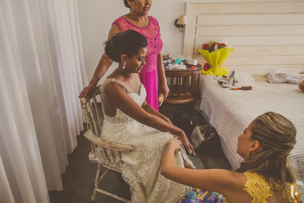 making of noiva, vestido de noiva, maquiagem casamento, casamento na bahia, buquê de noiva, raoni libório, noiva nova, noivos, casamento na praia, wedding brazil, umpontodoisimagem