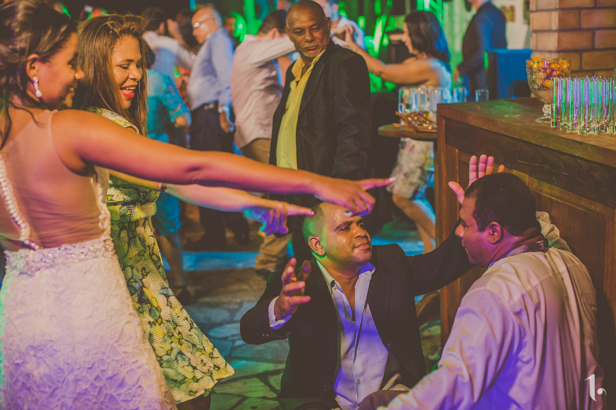 making of noiva, vestido de noiva, maquiagem casamento, casamento na bahia, buquê de noiva, raoni libório, noiva nova, noivos, casamento na praia, wedding brazil, umpontodoisimagem