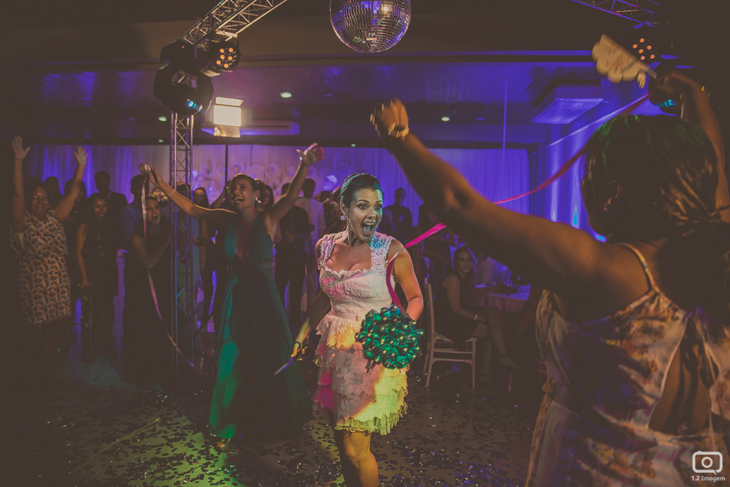 making of noiva, vestido de noiva, maquiagem casamento, casamento na bahia, buquê de noiva, raoni libório, noiva nova, noivos, casamento na praia, wedding brazil, umpontodoisimagem