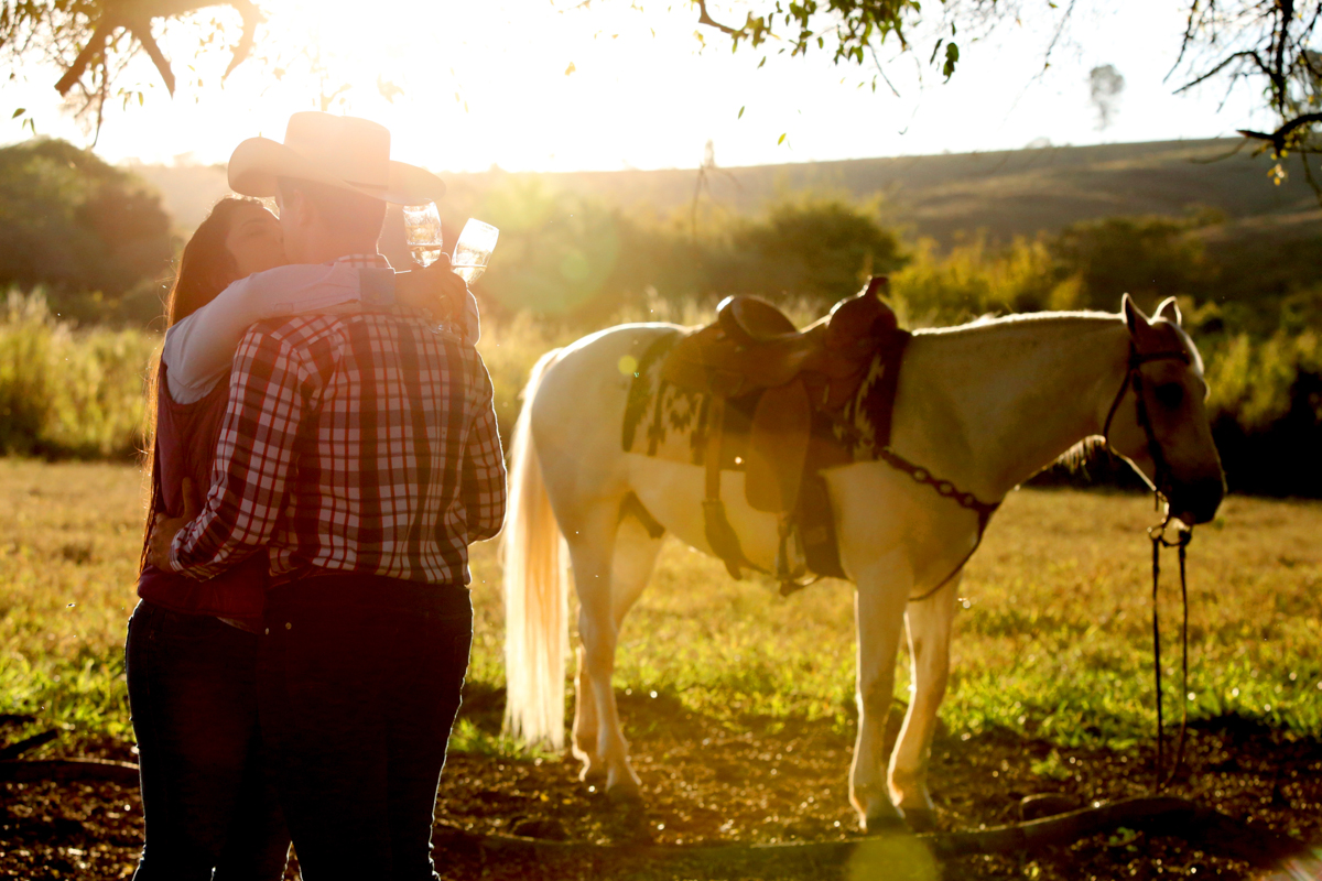 noiva, noivo, pre wedding, sessão, fazenda, cavalos, chapeu, amor, paixao, araxa, cerca, bone, sela, ricardo dias, studio s, foto