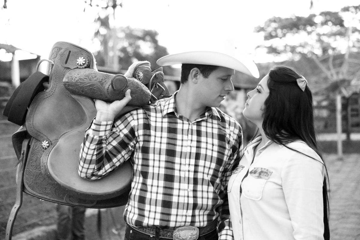 noiva, noivo, pre wedding, sessão, fazenda, cavalos, chapeu, amor, paixao, araxa, cerca, bone, sela, ricardo dias, studio s, foto