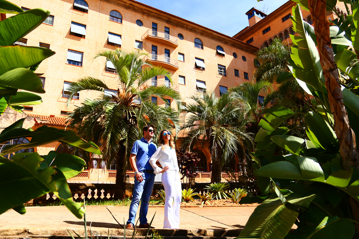 noiva, noivo, casal, amor, aliança, compromisso, grande hotel araxa, araxa, barreiro, janelas, lustres, sacada, lagoa, brinde, por do sol, sol, taças, studio s, ricardo studio s, ricardo dias, araxa, uberlandia, minas gerais