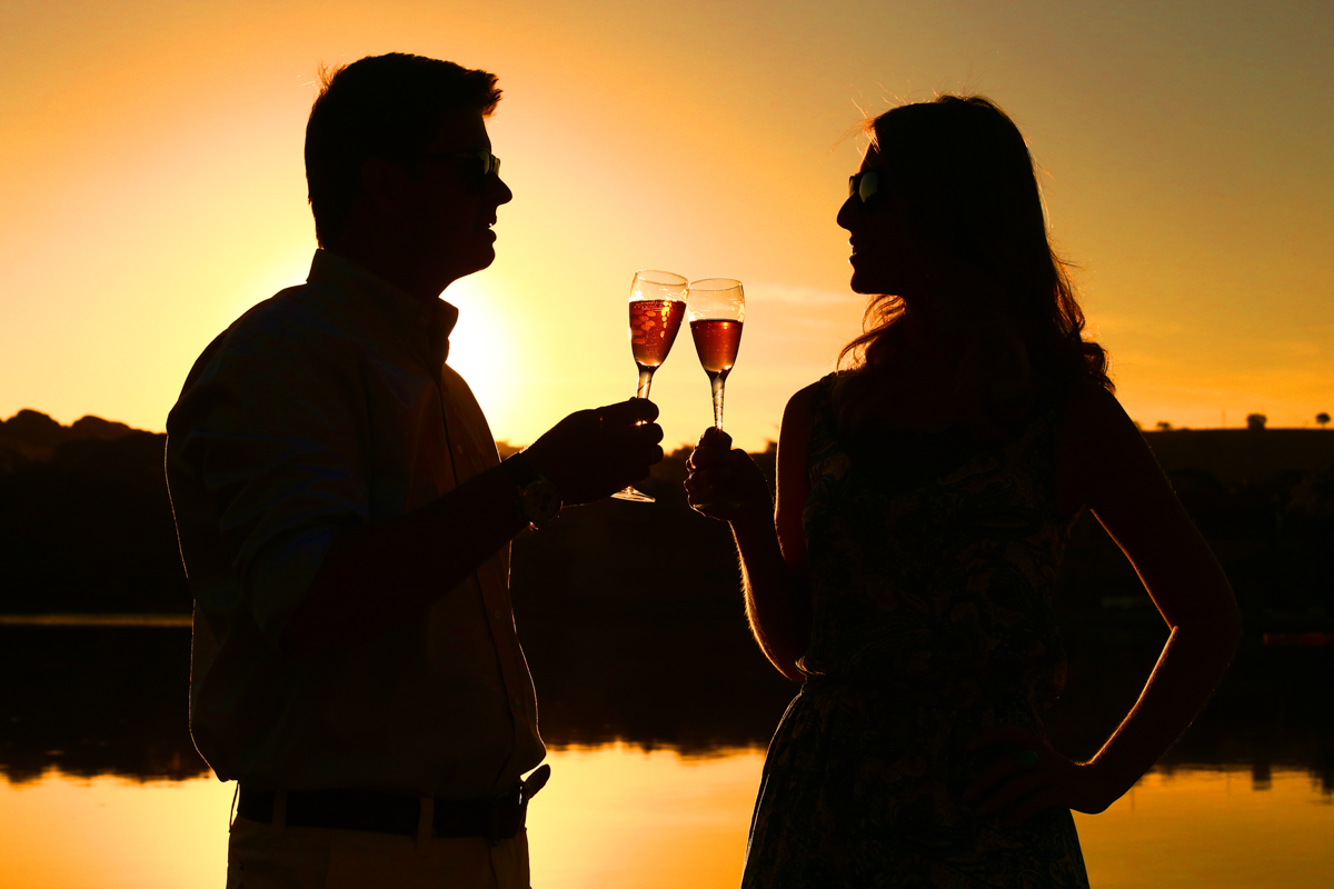 noiva, noivo, casal, amor, aliança, compromisso, grande hotel araxa, araxa, barreiro, janelas, lustres, sacada, lagoa, brinde, por do sol, sol, taças, studio s, ricardo studio s, ricardo dias, araxa, uberlandia, minas gerais
