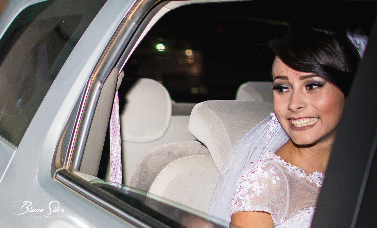 noiva chegando a igreja sorridente