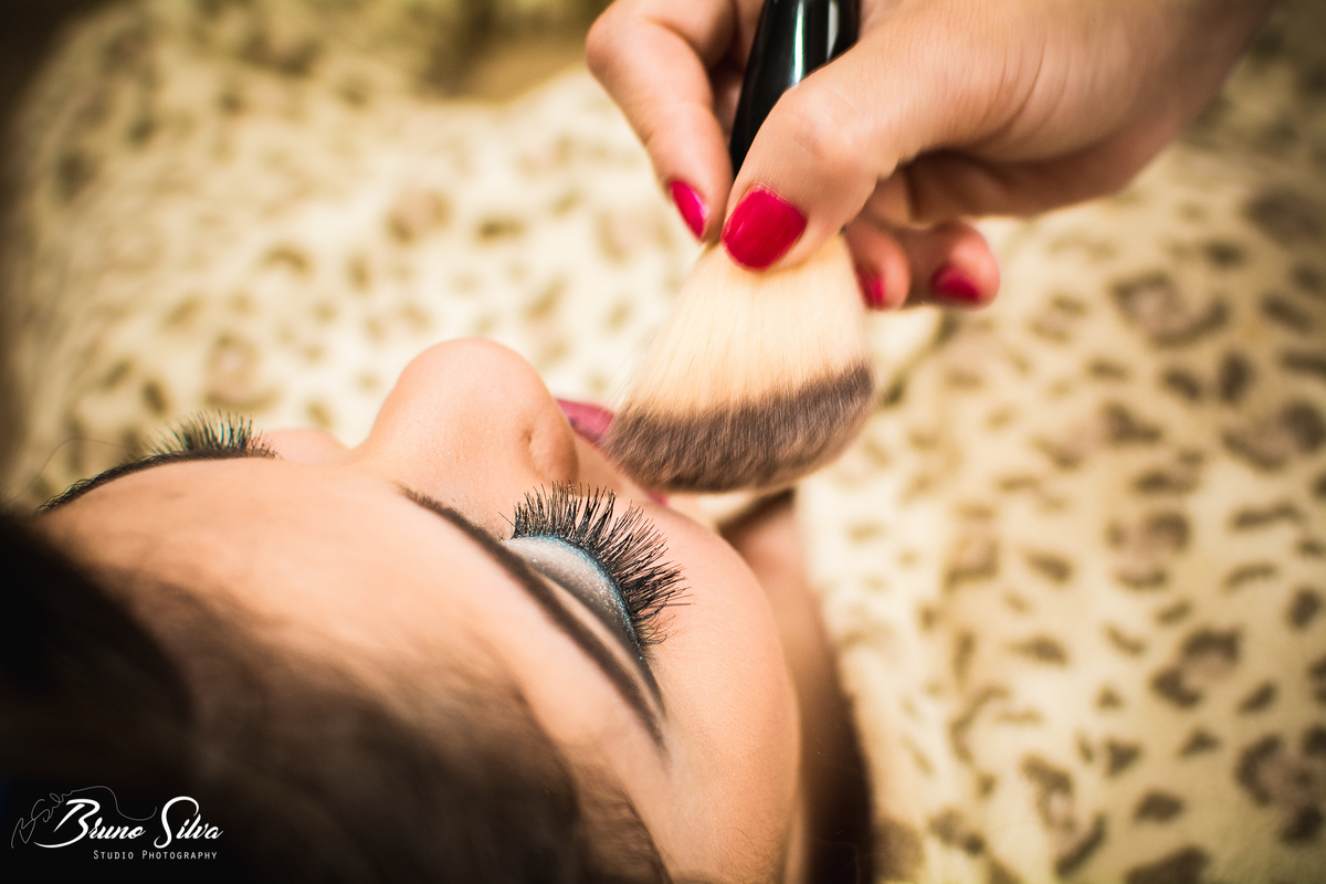 noiva sendo maquiada