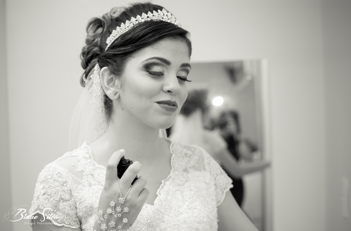 noiva passando perfume