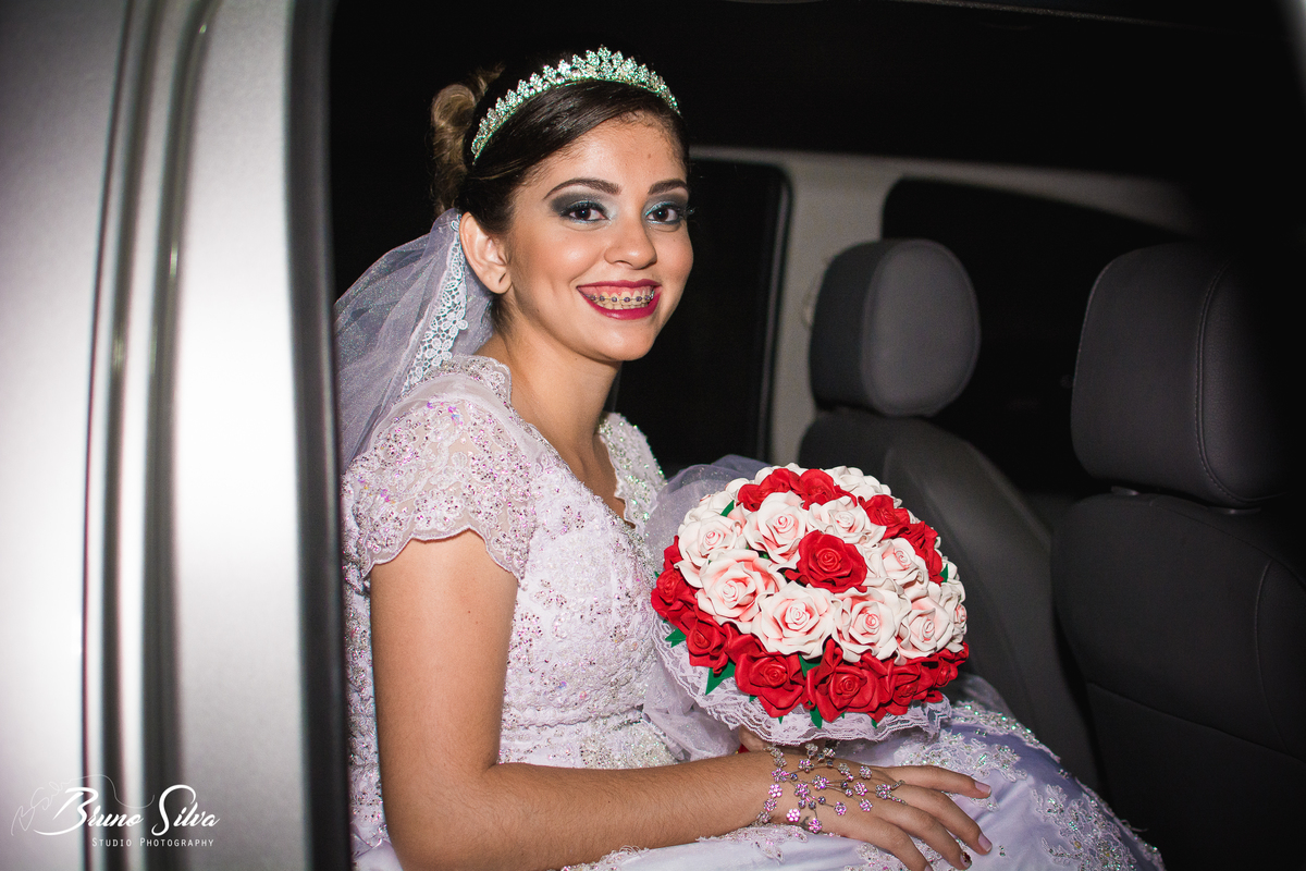 noiva saindo do carro