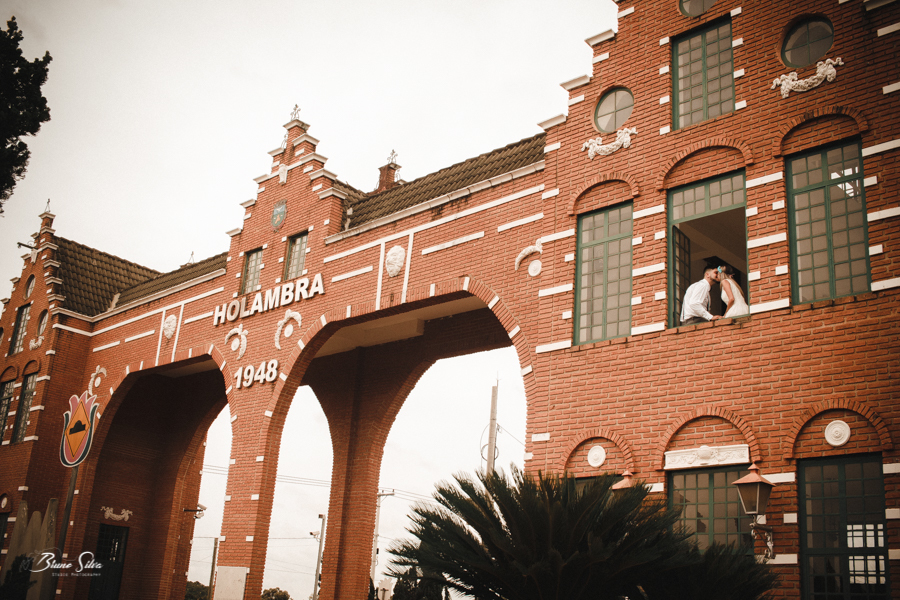fotos de casal na entrada da cidade de Holambra/SP