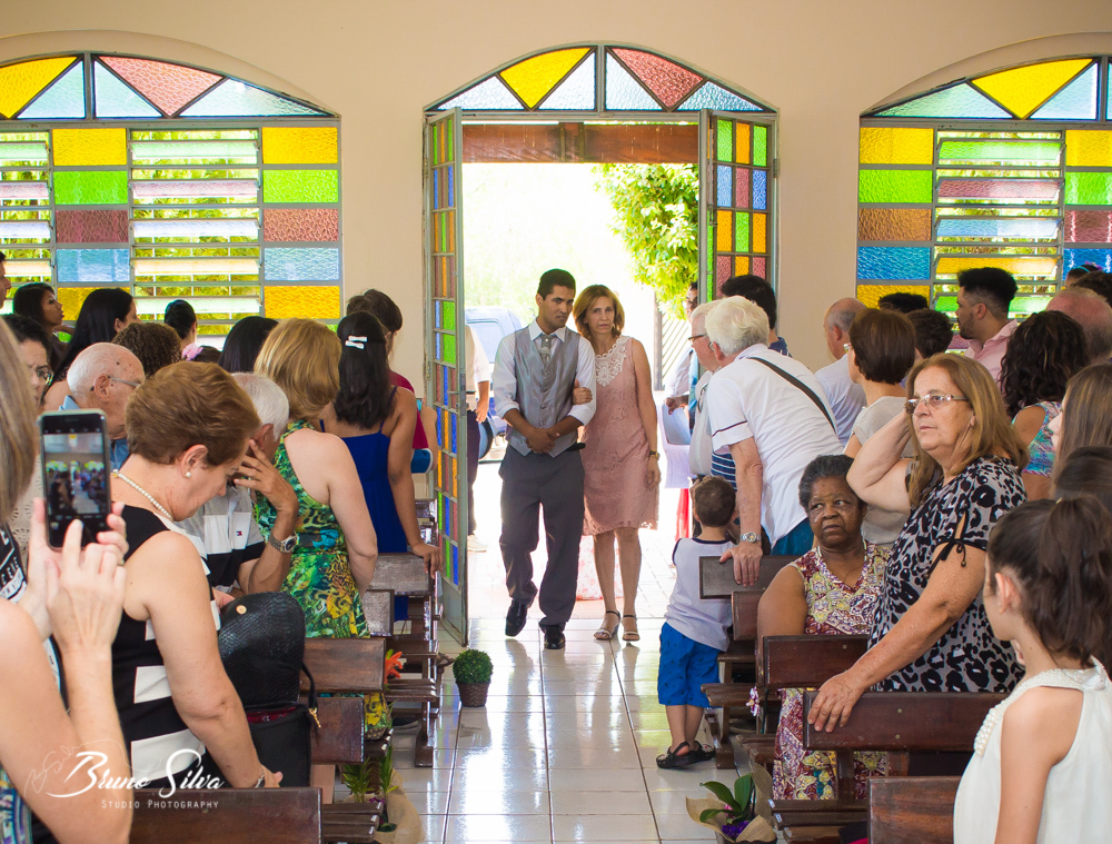 entrada noivo com sua mãe
