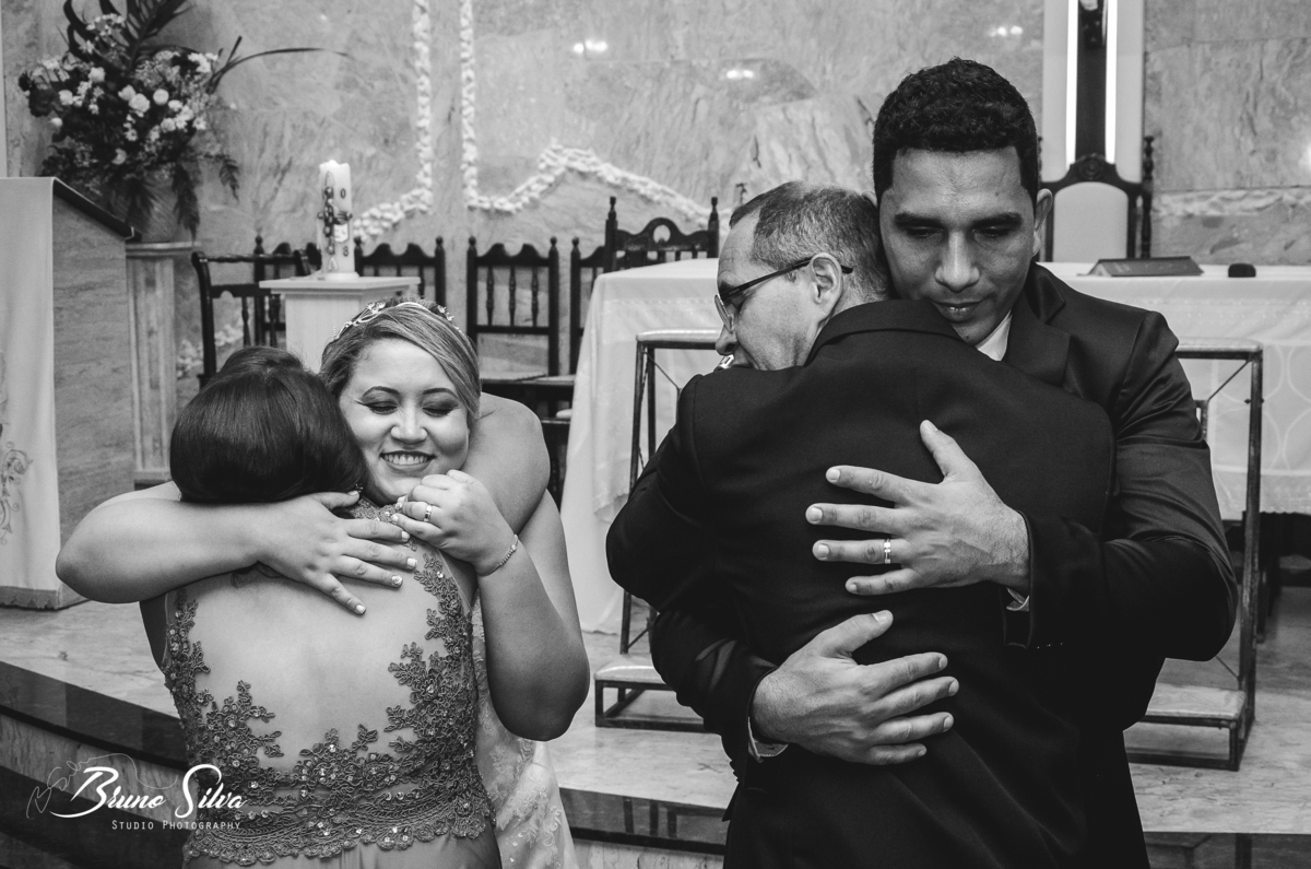 abraço do noivo no pai durante cerimonia de casamento