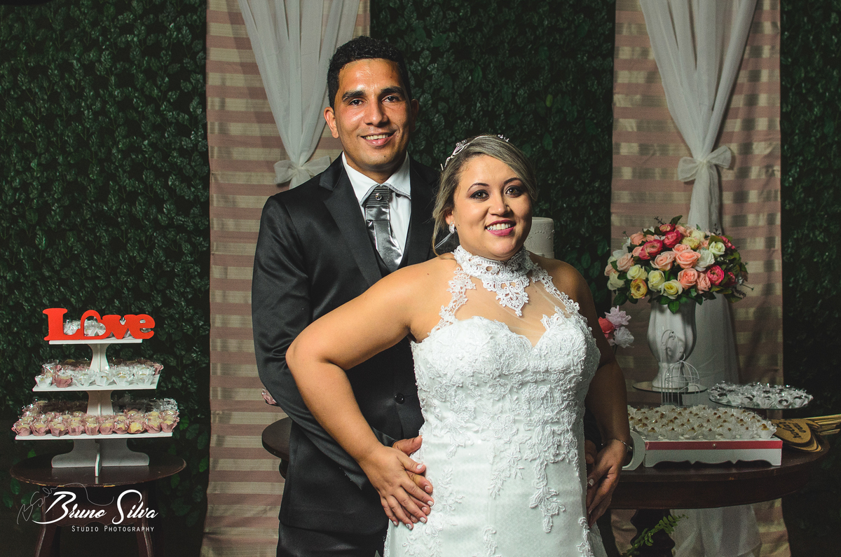 casal na mesa do bolo