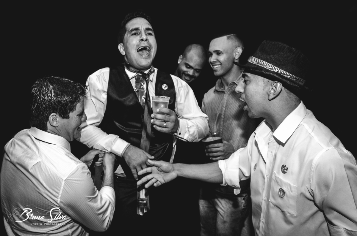gravata do noivo durante a festa de casamento
