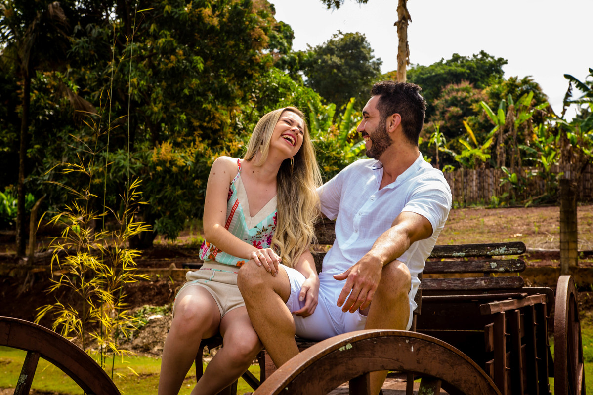 risos apaixonados de casal em Brotas/SP
