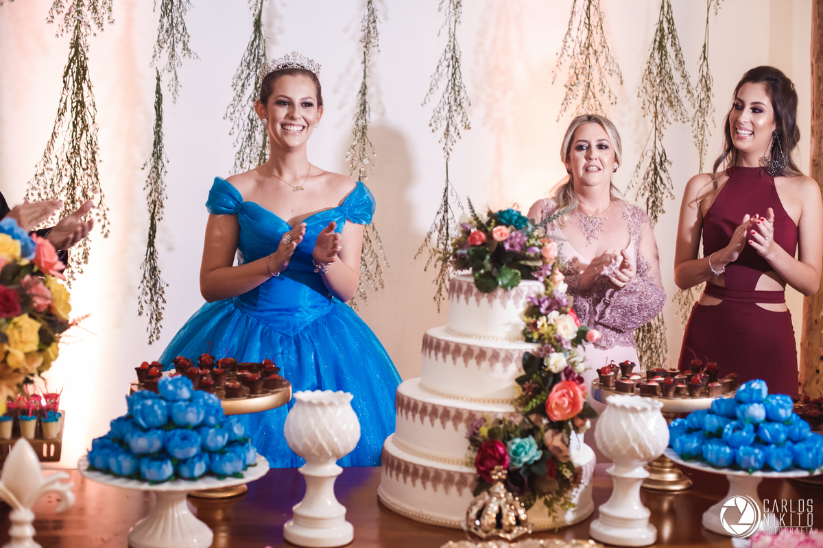 Aniversário da Nara Porcino de 15 anos, realizado em Goiânia Goiás no salão de festas Acrópolis fotografado por Carlos Nikito.