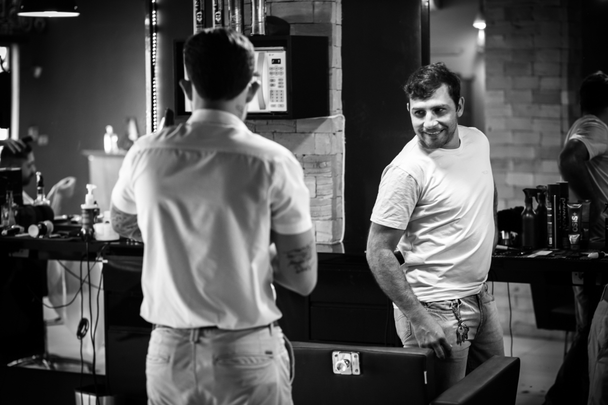 Casamento Gleicekelle e Thiago realizado em Itumbiara Goias, fotografado por Carlos Nikito. Making of do noivo na Barbearia Bolshoi.