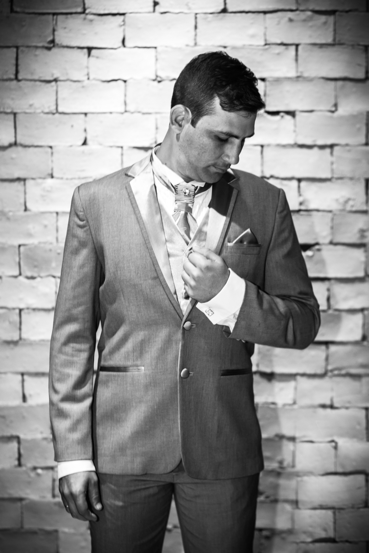 Casamento Gleicekelle e Thiago realizado em Itumbiara Goias, fotografado por Carlos Nikito. Making of do noivo na Barbearia Bolshoi.