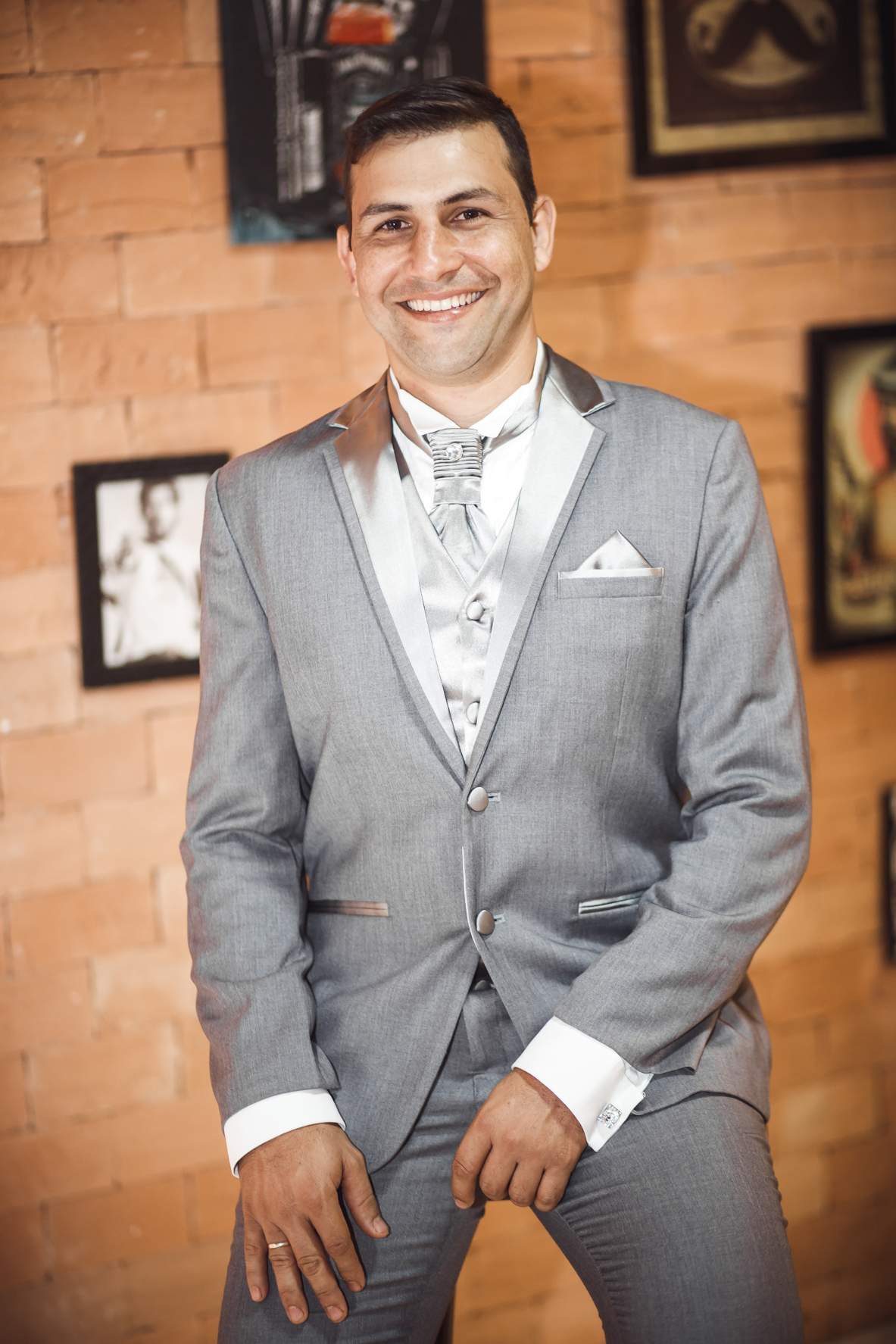 Casamento Gleicekelle e Thiago realizado em Itumbiara Goias, fotografado por Carlos Nikito. Making of do noivo na Barbearia Bolshoi.