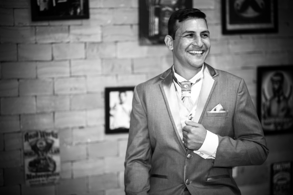 Casamento Gleicekelle e Thiago realizado em Itumbiara Goias, fotografado por Carlos Nikito. Making of do noivo na Barbearia Bolshoi.