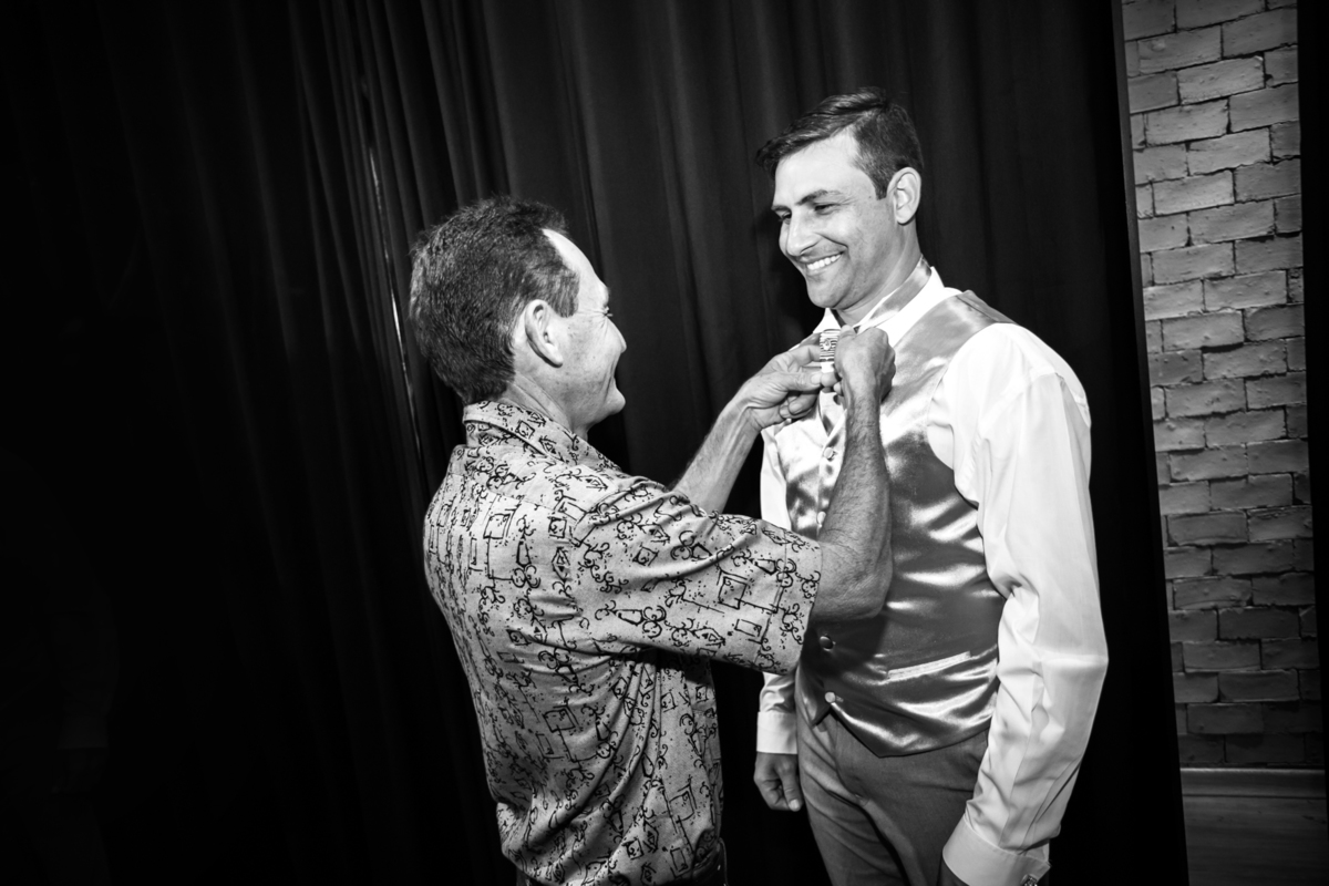 Casamento Gleicekelle e Thiago realizado em Itumbiara Goias, fotografado por Carlos Nikito. Making of do noivo na Barbearia Bolshoi.